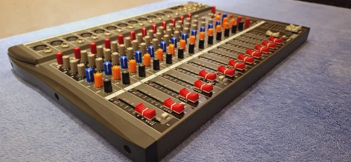 Mesa de Som 12 Canais Lelong LE 712 (APENAS VENDA)