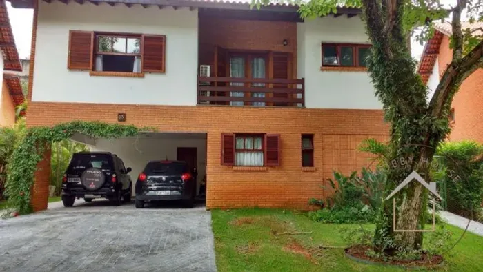 Belíssima casa de condomínio 660m² 4 Quartos 2 Suítes 5 Vagas. Amplo Gramado. Aceita Pe