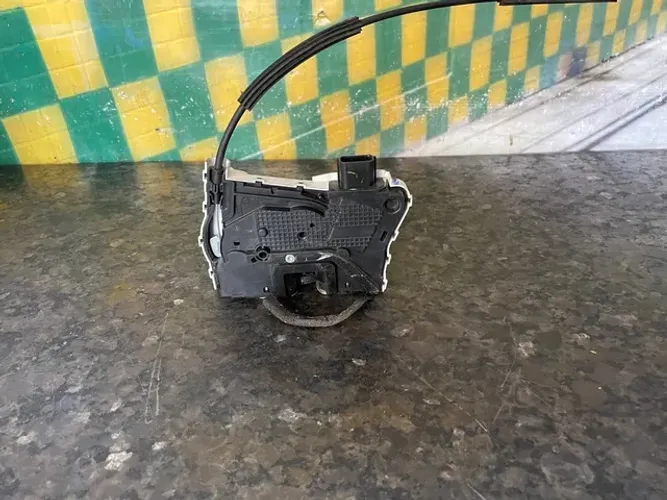 Tranca da porta dianteira direita onix plus