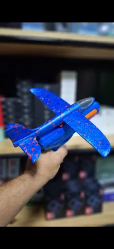 Avião de brinquedo - Diversão garantida!