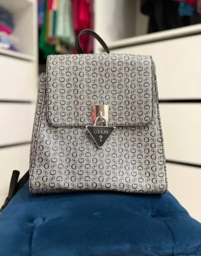 Mochila Guess Monograma cinza 30cm