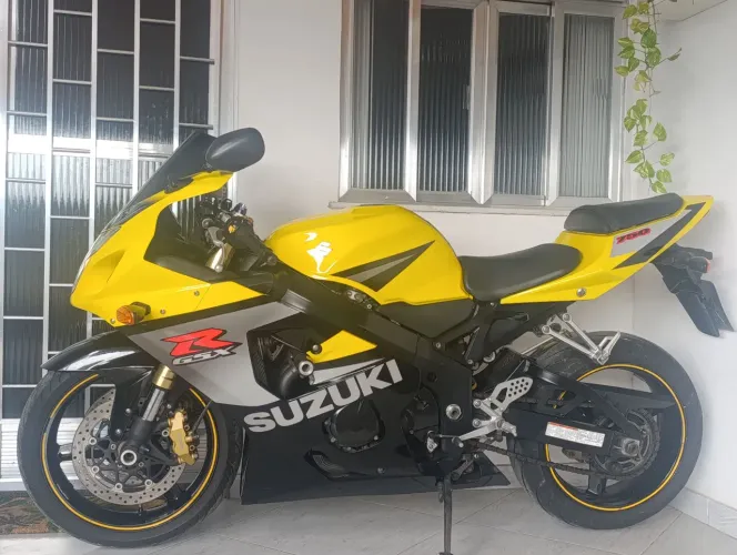 GSX-R 750 SRAD zerada!