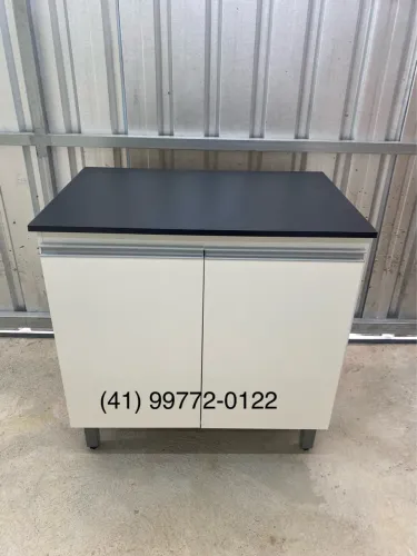 Armário branco com tampo preto