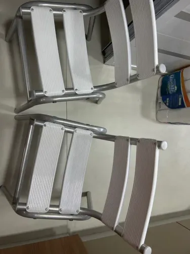 Cadeiras infantis brancas em alumínio