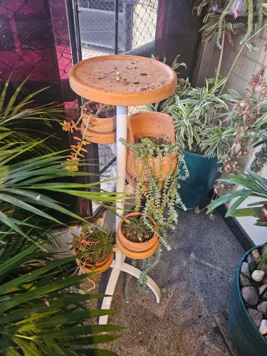 Floreira/suporte de metal de plantas