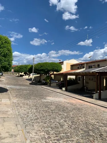 Vendo casa condomínio fechado zona leste 