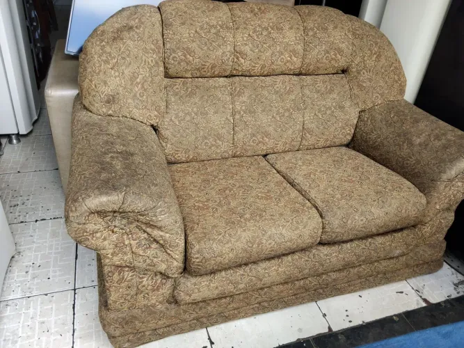 Sofa 2 lugares almofadado tecido em bom estado nao entrego