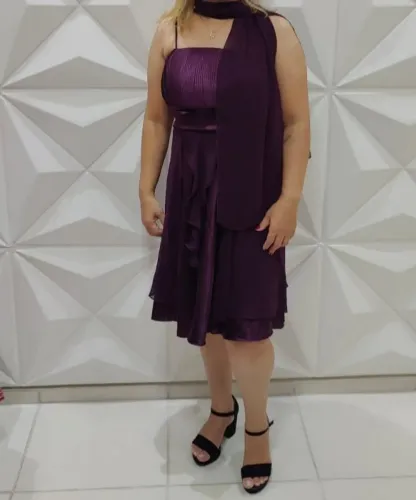 Vestido de festa cor vinho com echarpe