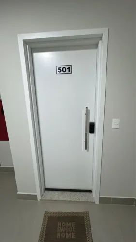 Porta branca marca PORMADE