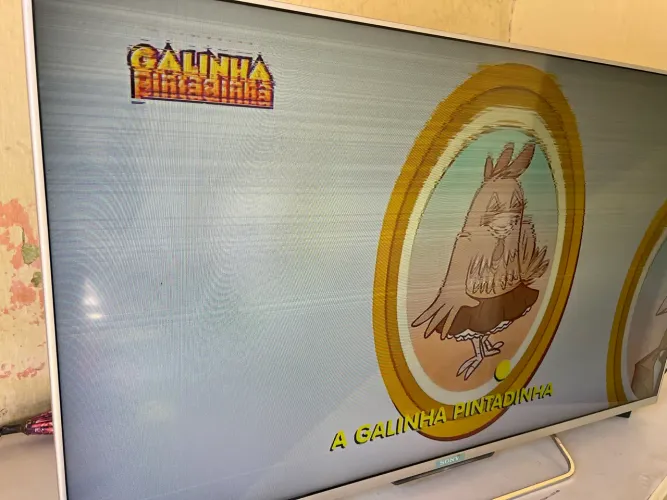 Smart tv 50 4k 3D SONY para concerto ou retirada de peças com listras na tela