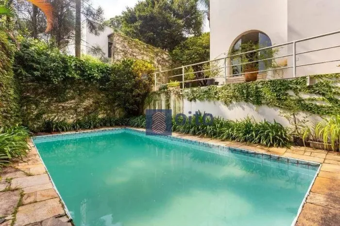 Casa com piscina e jardim no Alto de Pinheiros.