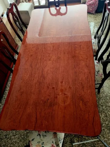 Mesa de jantar de madeira elegante