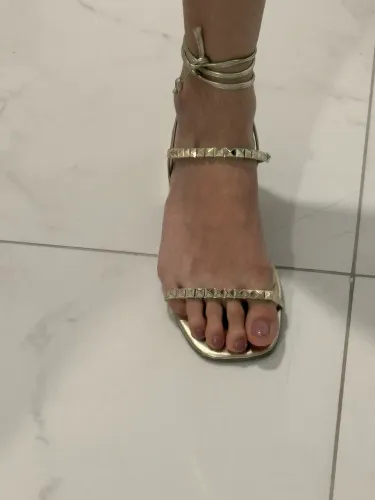 Rasteira com saltinho dourada