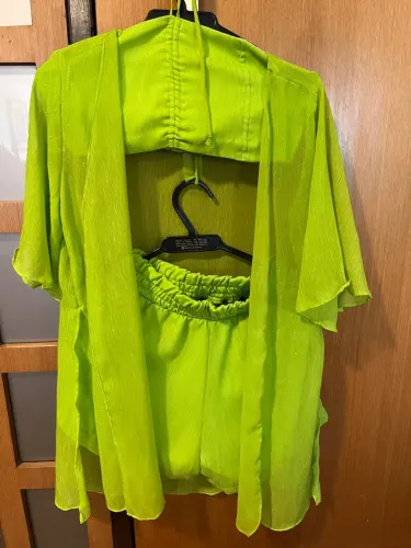 CONJUNTO VERDE BRILHOSO.
