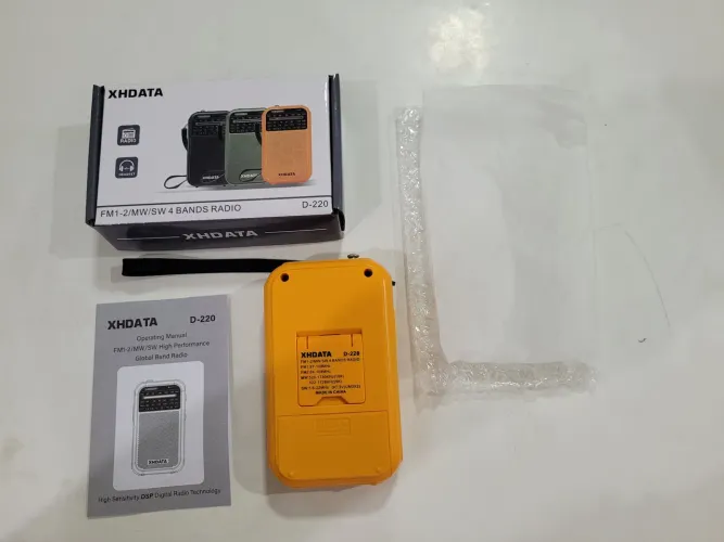 Rádio Portátil AM/FM/SW XHDATA D-220 - Novo