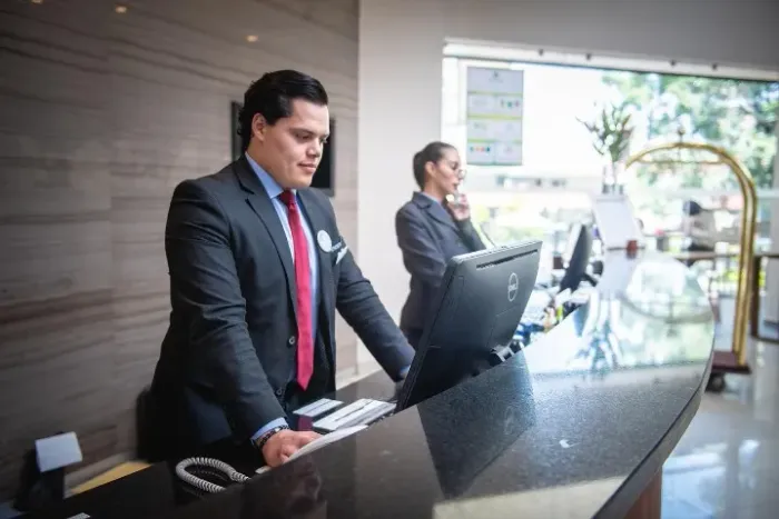 Contrata-se recepcionista de Hotel