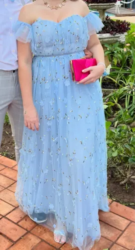 Vestido azul com flores bordadas
