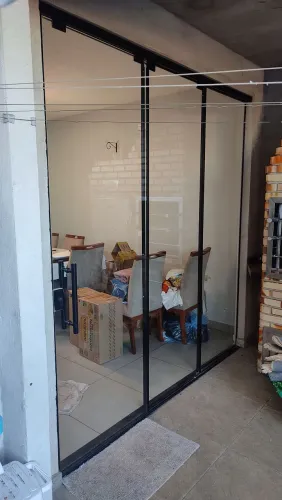 Três portas de vidro temperado