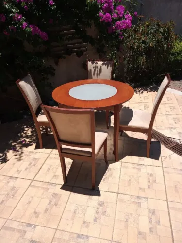 Mesa redonda com 4 cadeiras para sala