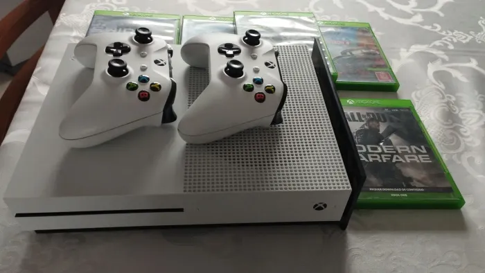 Xbox One com dois controles e jogos (5 jogos ) PASSO CARTÃO