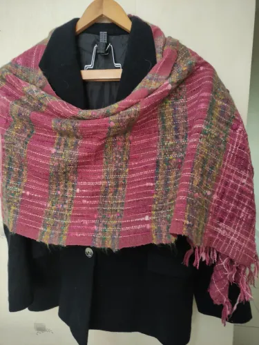 Linda echarpe de tecido misto com detalhes em franja