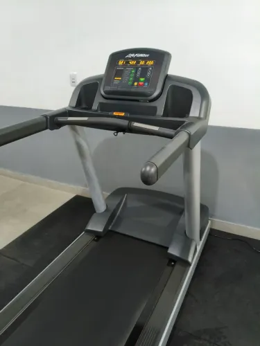 Esteira Life Fitness