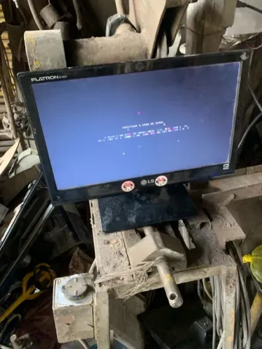 Monitor LG Flatron E1641SX 16 polegadas funciona com marcas de uso 