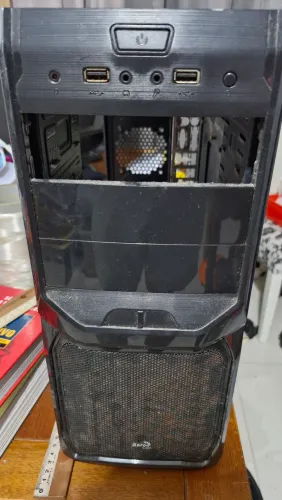 Gabinete aerocool usado