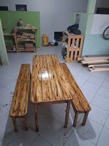 Conjunto de Mesa e Bancos de Madeira Rústica
