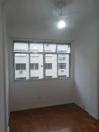 EXCELENTE SALA/QUARTO MUITO BEM LOCALIZADO EM COPACABANA!!