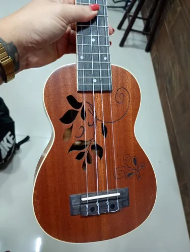 Ukulele com Detalhes em Madeira