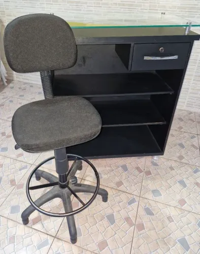 Mesa de recepção Preta com Tampo de Vidro. 