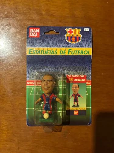 Figura de futebol do F.C. Barcelona, marca Bandai, do jogador Ronaldo.