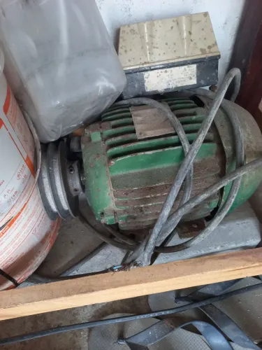 Venda de motor tri faze 220w valor 800,00 com chave e pulia pronto para uso
