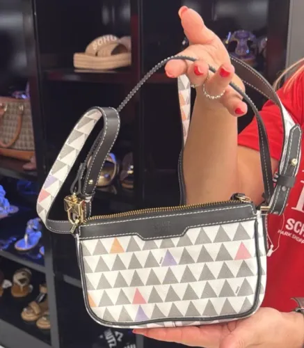 Vende-se uma bolsa da Schutz, original, pequena, nova, por 510 reais, preço negociável.