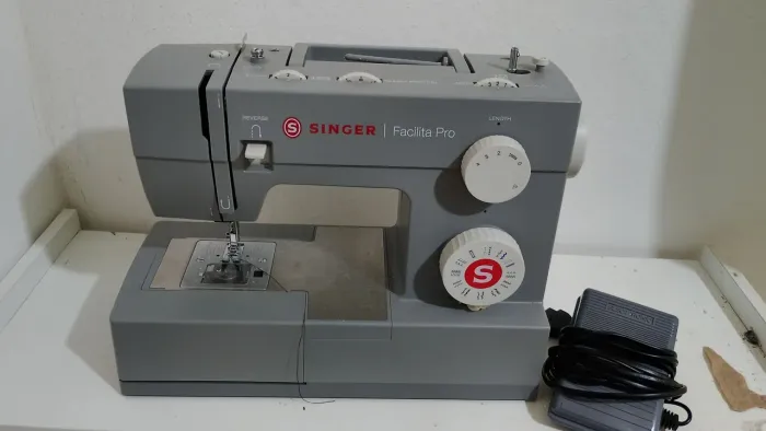 Vendo máquina de costura Singer valor 800