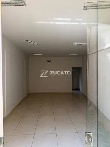 Ampla sala com área privativa, disponível para locação em galeria com localização privileg