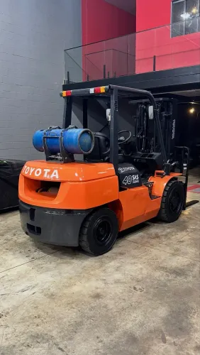 Empilhadeira Toyota 4000kg triplex