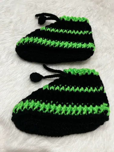 PRONTA ENTREGA Pantufa Infantil Preto com Verde em Crochê Lã Meia Quente