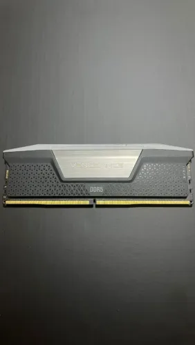 Memória RAM Corsair Vengeance RGB 16GB DDR5 6200MHz CL36