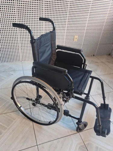 Cadeira de rodas semi - nova