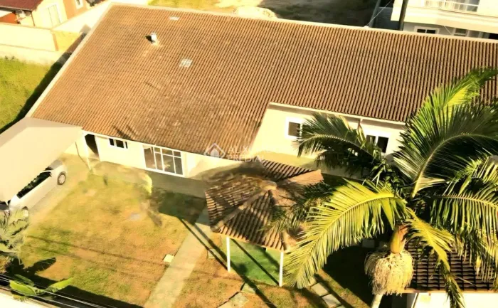 Casa à venda em Ponta das Canas, Florianópolis/SC, com 420 m² de terreno e 191 m² de área