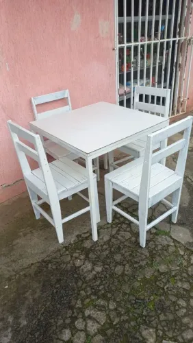 Conjunto de mesa com 4 cadeiras