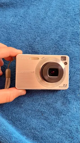 Câmera Sony Cyber-shot DSC-W110 na cor prata