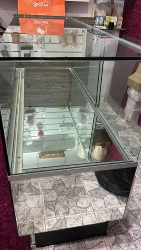 Vitrine de loja com gavetas 