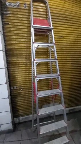 Escada de alumínio 8 degraus