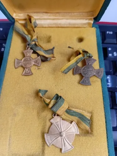 3 medalhas honra ao mérito no estojo original