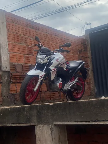 Vende essa twister 250 moto bom nada pra fazer quitada