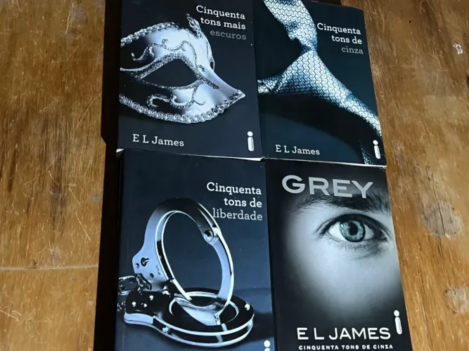 Coleção de livros - Ciquenta Tons