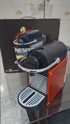 Cafeteira Nespresso Pixie C61 Carmine...Novíssima, muito pouco usada!